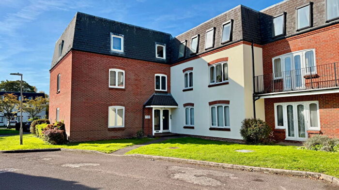 1 Bedroom Flat For Sale In Beech Court, Victoria Gardens, Newbury, RG14