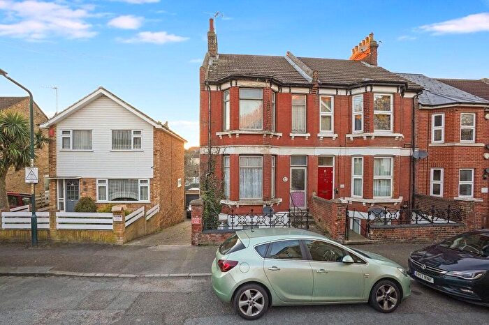 2 Bedroom Flat For Sale In Purbeck Road, Chatham, Kent, ME4