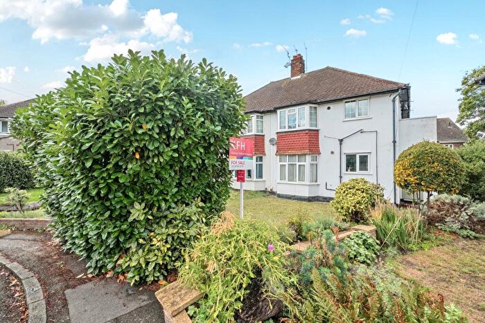 2 Bedroom Maisonette For Sale In Grove Close, Kingston Upon Thames, KT1