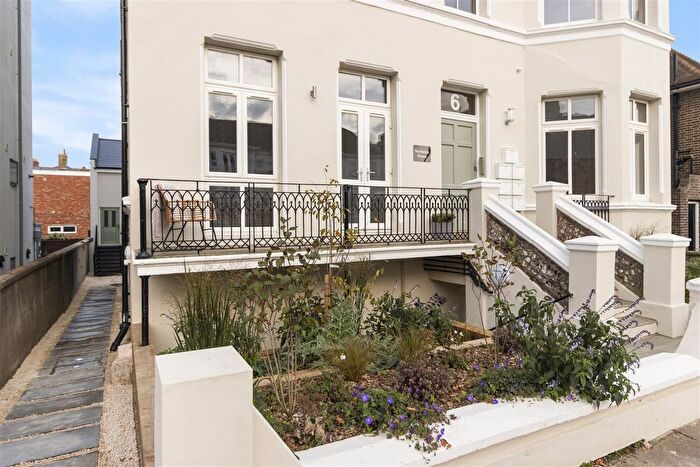 2 Bedroom Flat To Rent In Hardwick Road, Eastbourne, BN21