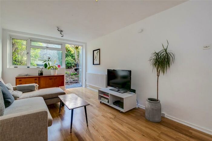 3 Bedroom Maisonette To Rent In Conistone Way, Islington, N7