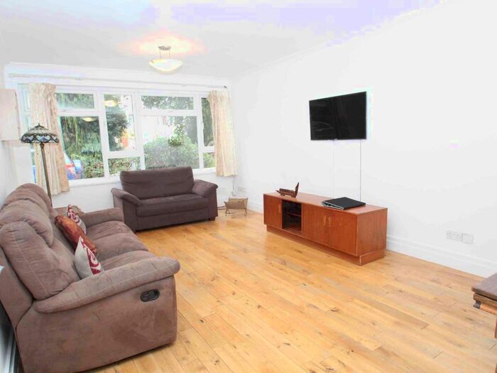 2 Bedroom Flat To Rent In Putney Hill, London, SW15
