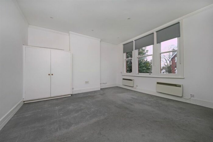 Studio To Rent In Avenue Crescent, London, W3