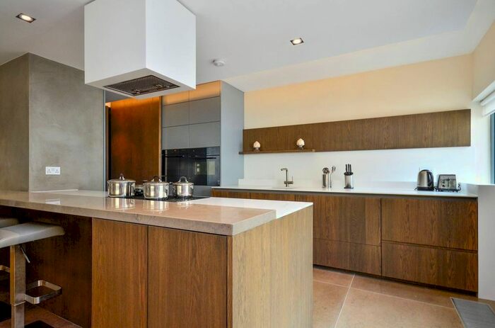 3 Bedroom Flat To Rent In Babmaes Street, St James's, London, SW1Y