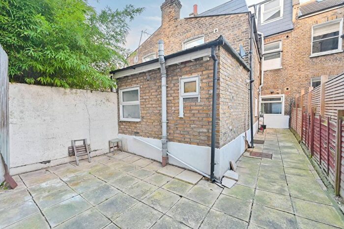 2 Bedroom Flat To Rent In Plough Road, Clapham Junction, Battersea, London, SW11