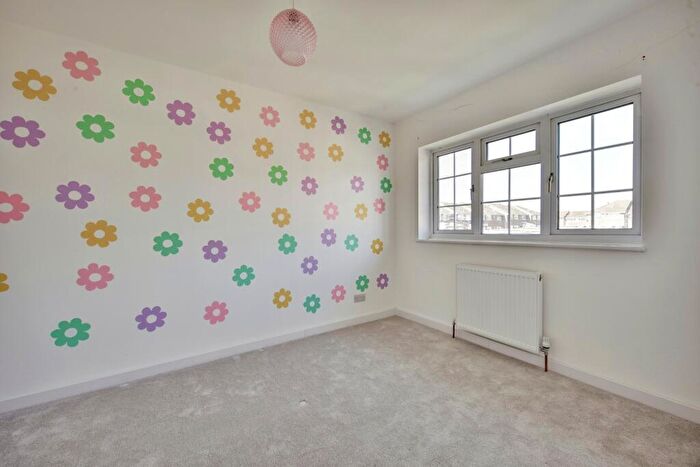 3 Bedroom End Of Terrace House For Sale In Clive Road, Sittingbourne, Kent, ME10
