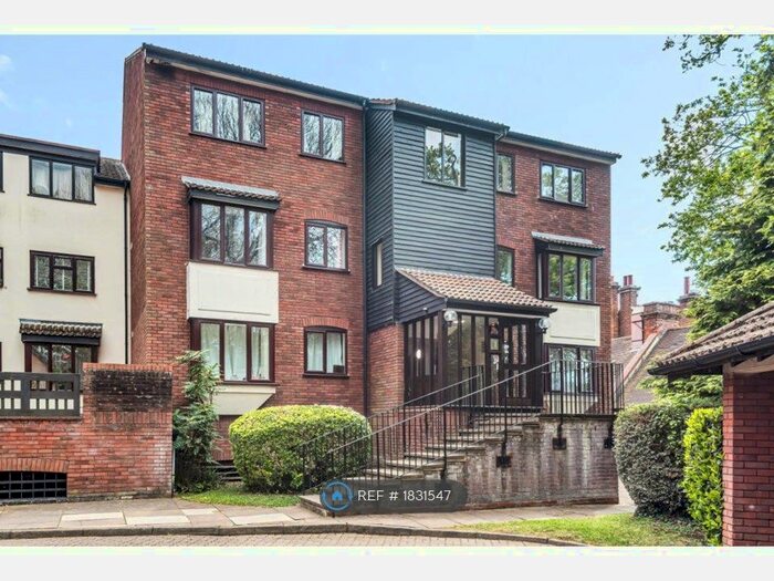 2 Bedroom Flat To Rent In Oakdene Close, Pinner, HA5