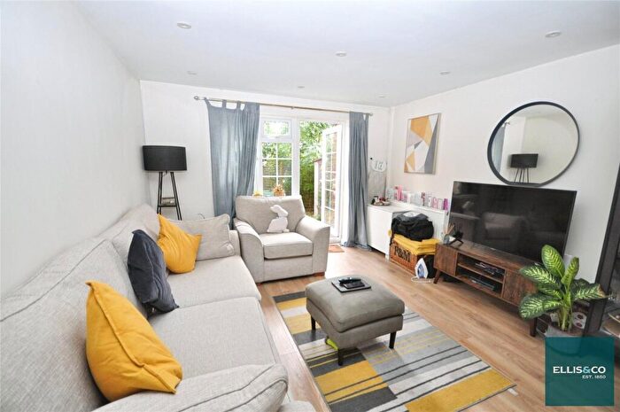 2 Bedroom End Of Terrace House To Rent In Firs Avenue, Friern Barnet, N11