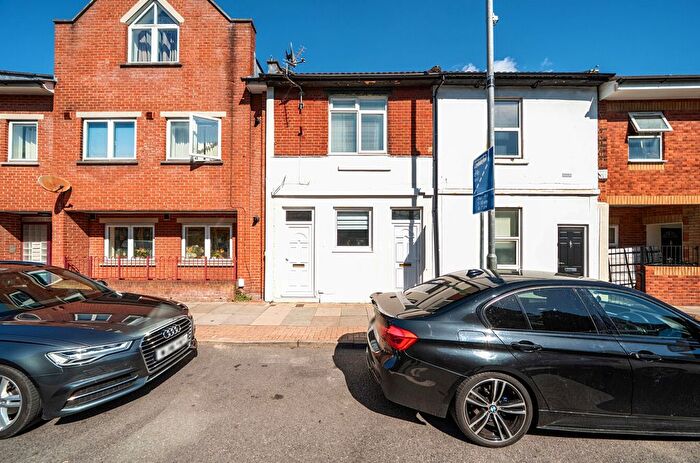 2 Bedroom Flat For Sale In Kingston Road, Portsmouth, Hampshire, PO2