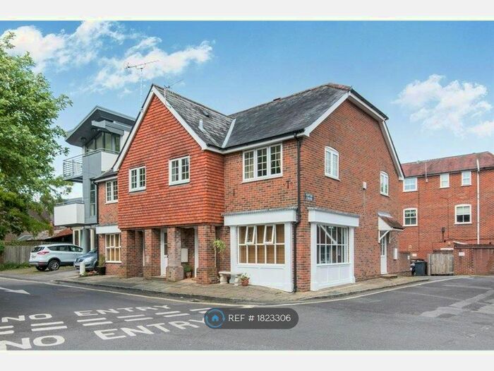 2 Bedroom Flat To Rent In Newton Lane, Romsey, SO51