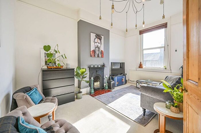 3 Bedroom Maisonette For Sale In Church Lane, East Finchley, London, N2