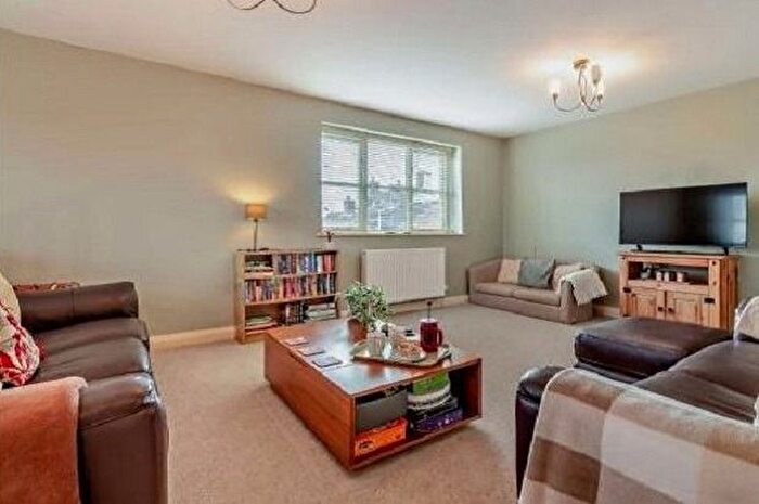 5 Bedroom Semi-detached House For Sale In Century Lane, Slough, SL3