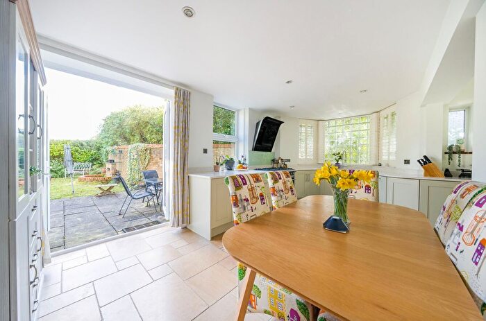 2 Bedroom Flat For Sale In Frant Road, Tunbridge Wells, TN2