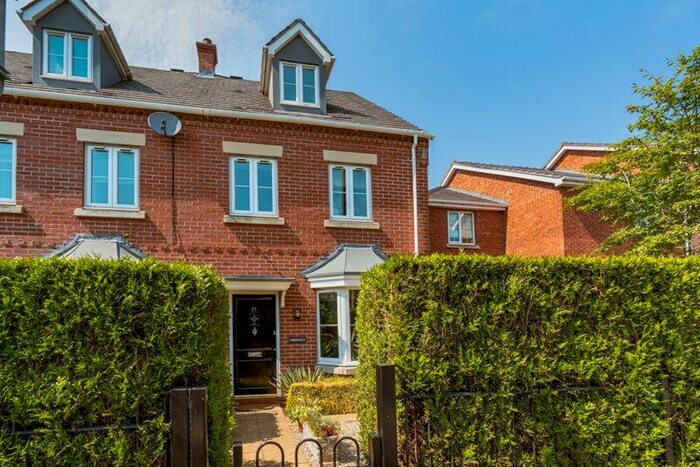 4 Bedroom End Of Terrace House For Sale In Birmingham Road, Blakedown, DY10