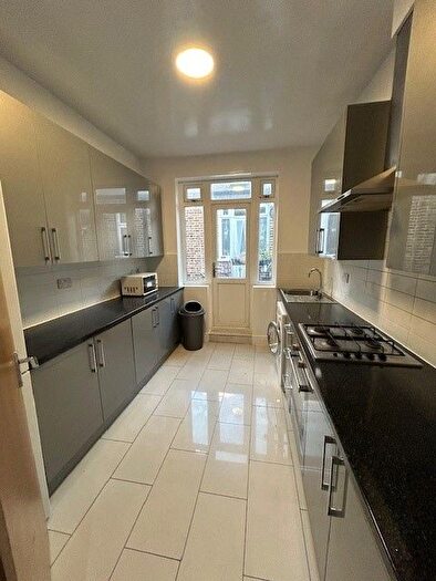 5 Bedroom Flat To Rent In St. Pauls Avenue, London, NW2