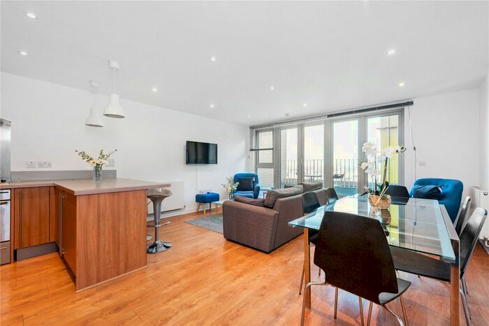 3 Bedroom Flat To Rent In Buckler Court, Eden Grove, London, N7