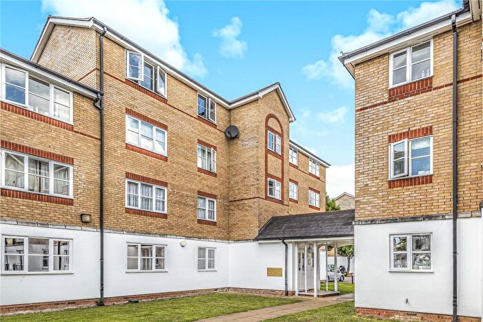 2 Bedroom Apartment For Sale In Clarence Close, Barnet, EN4