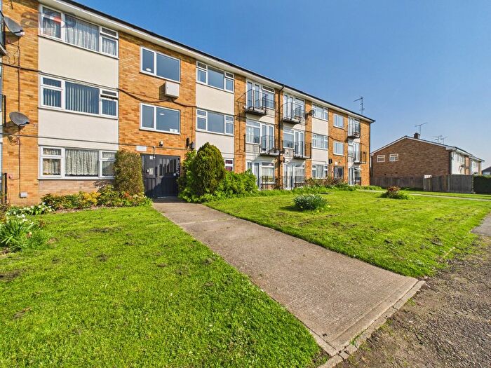 2 Bedroom Flat For Sale In Essex Close, Rayleigh, Essex, SS6