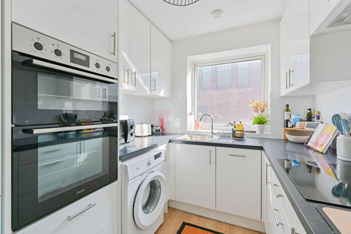 2 Bedroom Flat To Rent In Waynflete Street, Earlsfield, London, SW18