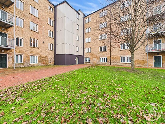 2 Bedroom Flat For Sale In Carr Mills, Leeds, LS7