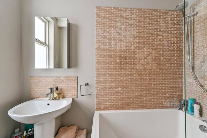 2 Bedroom Flat To Rent In Bolingbroke Grove, Wandsworth Common, London, SW11