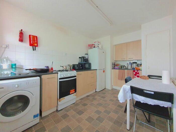 3 Bedroom Flat To Rent In Southern Grove, Mile End, London, E3