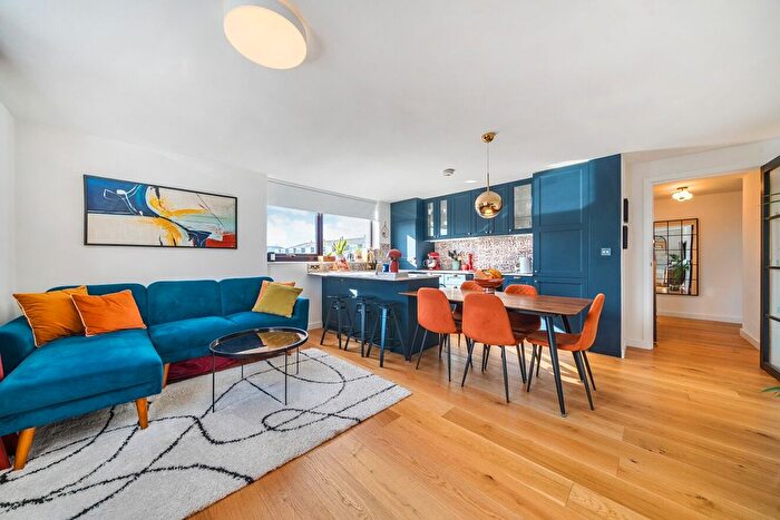 2 Bedroom Flat For Sale In Merton Road, Southfields, London, SW18