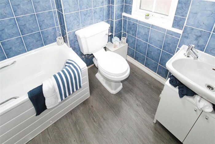 2 Bedroom Flat For Sale In Wide Lane, Southampton, Hampshire, SO18