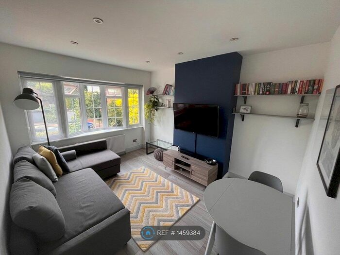 2 Bedroom Maisonette To Rent In Bramley Close, Twickenham, TW2