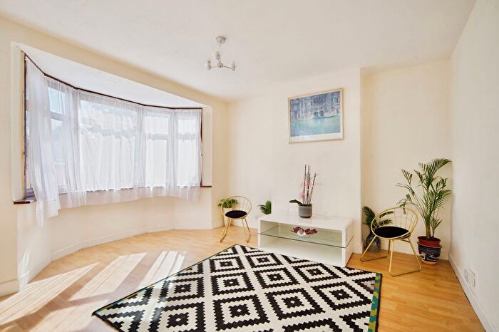 3 Bedroom Flat To Rent In Billet Road, London, E17