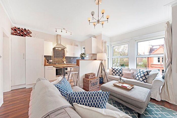 2 Bedroom Flat To Rent In Compton Crescent, Grove Park, Chiswick, W4