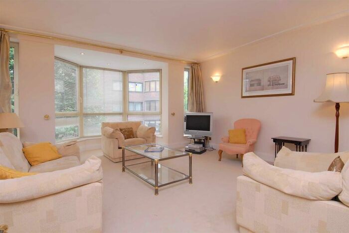 3 Bedroom Flat To Rent In Queen's Terrace, St John's Wood, NW8
