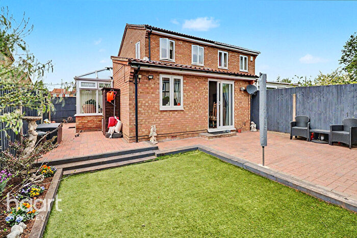 2 Bedroom Semi-Detached House For Sale In Warton Green, Luton, LU2