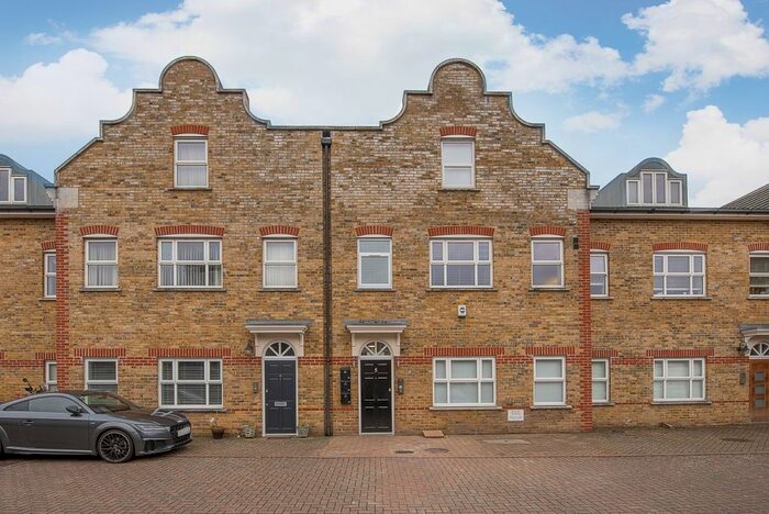 2 Bedroom Flat To Rent In High Street, Hampton Hill, TW12
