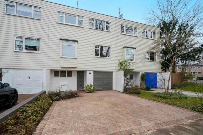 3 Bedroom Town House To Rent In Warren Way, Weybridge, Surrey KT13