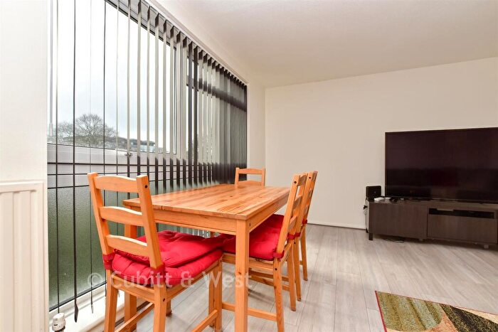 2 Bedroom Flat For Sale In Pampisford Road, Purley, Surrey, CR8