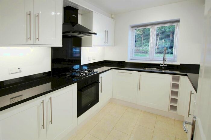 2 Bedroom Flat To Rent In Gordon Hill, Enfield, EN2