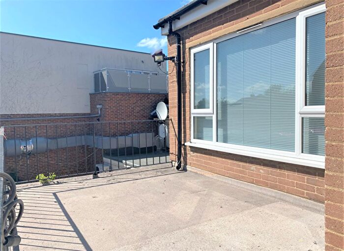 2 Bedroom Flat To Rent In Bridge Street, Leatherhead, KT22