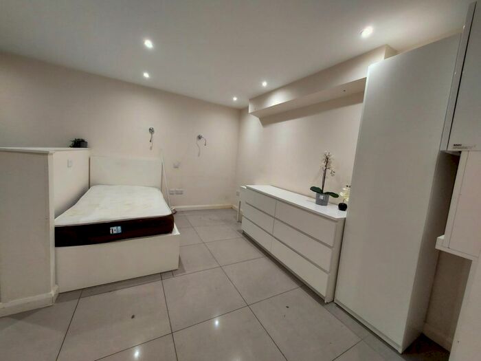 Studio To Rent In Dunsmure Road, London N16