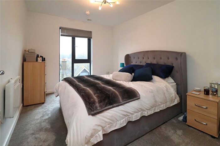 2 Bedroom Flat For Sale In Guildford Road, Woking, Surrey, GU22