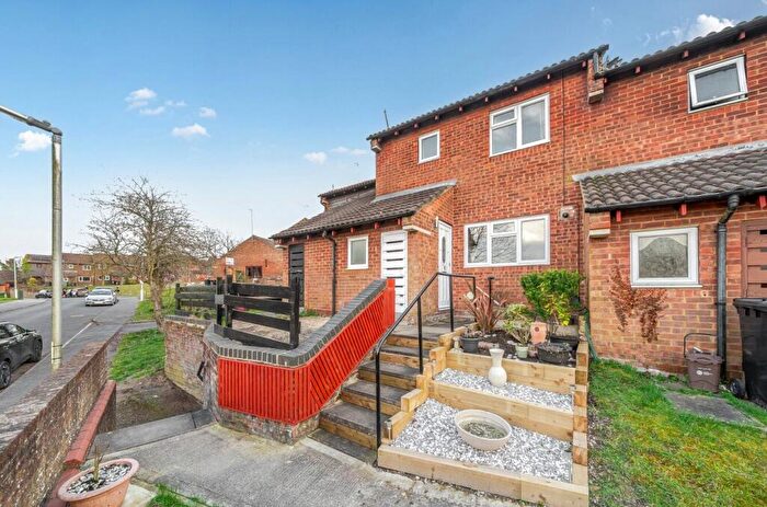 3 Bedroom Terraced House For Sale In Spoondell, Dunstable, Bedfordshire, LU6