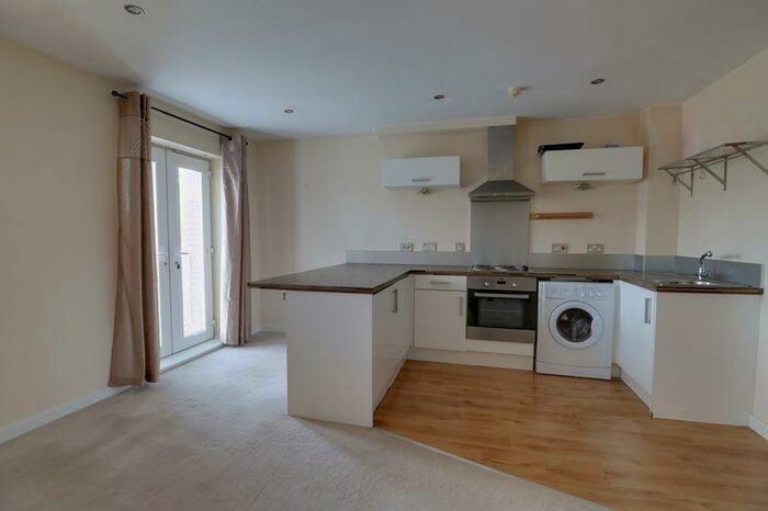 2 Bedroom Flat To Rent In Apartment, Derringham Court, HU5