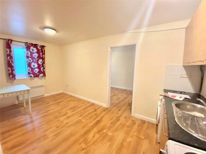 1 Bedroom Flat To Rent In High Street, Sutton, Surrey, SM1