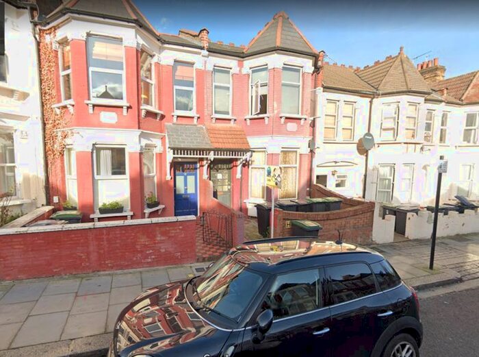 Studio To Rent In Warham Road, London, N4
