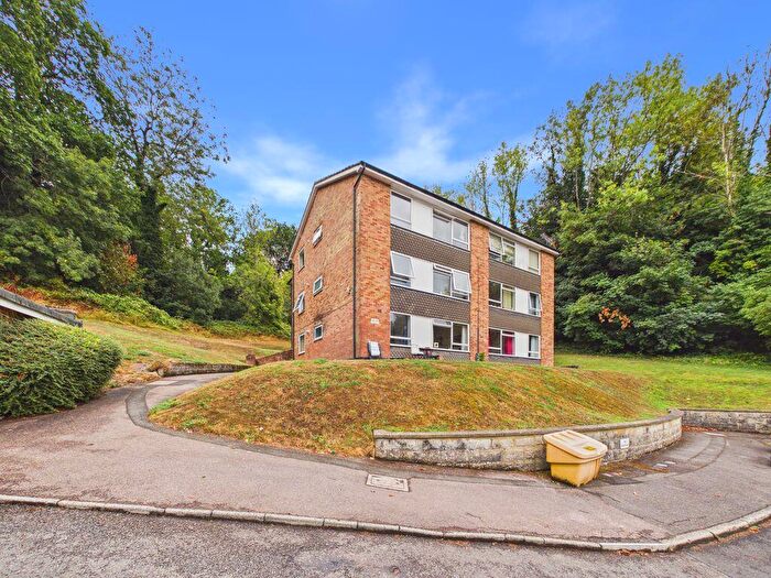 2 Bedroom Flat To Rent In Hillside Road, Whyteleafe, CR3