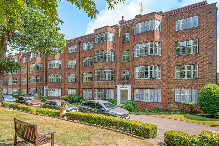 2 Bedroom Flat To Rent In Highlands Heath, Portsmouth Road, SW15