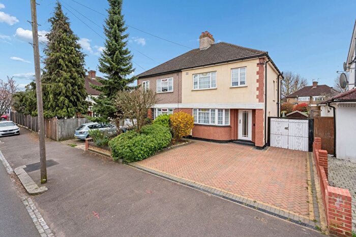 3 Bedroom Semi Detached House For Sale In Tudor Walk, Watford, WD24