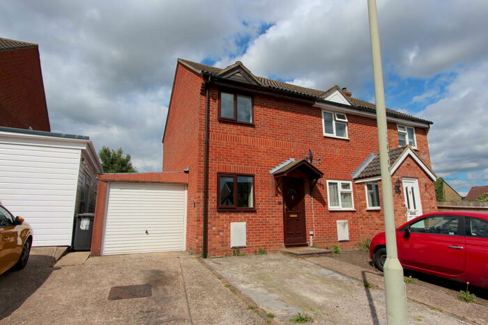 2 Bedroom Semi-Detached House To Rent In Stevens Close, ME6