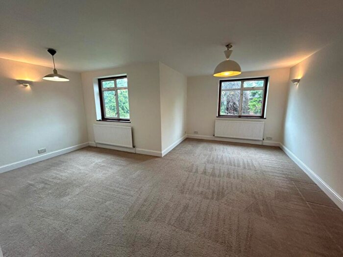 2 Bedroom Flat To Rent In Highfield Avenue, Golders Green, NW11