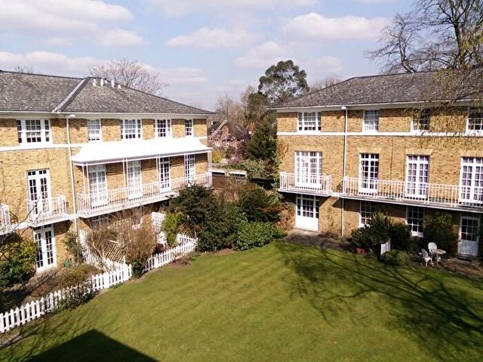 2 Bedroom Flat To Rent In Langford Green, London, SE5